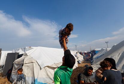 Un hombre levanta a un niño en un campo de refugiados palestinos, este martes en Jan Yunis, al sur de la franja de Gaza. 