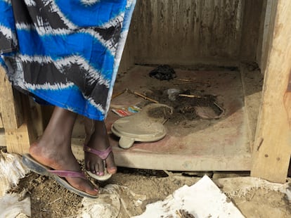 Ruda Nyalony, de 25 años, vive en el campamento POC en Bentui.  "Usamos estas letrinas, pero son muy pequeñas y las utiliza mucha gente. Cuando entras a lavarte durante tu período te encuentras que están muy sucias. Tienes que hacerlo porque no hay ninguna otra opción".