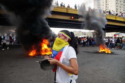 Los manifestantes cortaron algunas avenidas de la capital. Según testigos, los colectivos chavistas, grupos de motoristas dedicados a labores de intimidación, disparaon contra los que protestaban cerca del Palacio Miraflores, la residencia presidencial de Maduro.