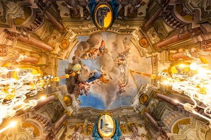 Fresco que representa a Psique conducida ante Eros, en el techo del dormitorio de los reyes en el Palacio de La Granja.
