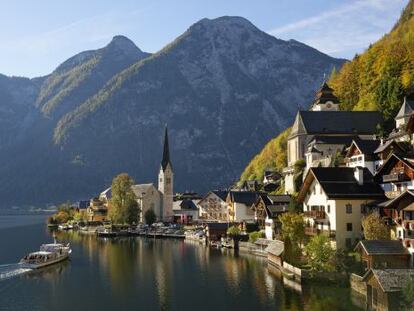 Panorámica de la villa alpina de Hallstatt, en la región de Salzkammergut, en Austria.