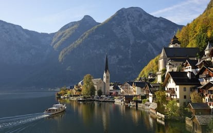 Panorámica de la villa alpina de Hallstatt, en la región de Salzkammergut, en Austria.