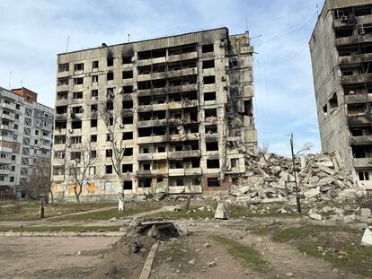 Edificios de viviendas destruidos por los bombardeos aéreos y de artillería rusos en Órijiv.