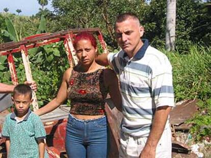 De derecha a izquierda, Marcial Basanta, su esposa, Mirlena López, y su hijo Felipe.