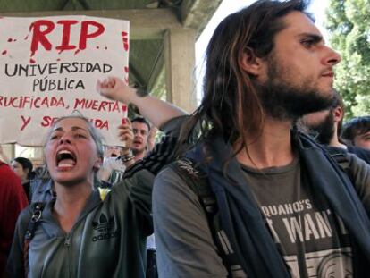 Protesta estudiantil en la sede de la Consejer&iacute;a de Educaci&oacute;n en Valencia. 