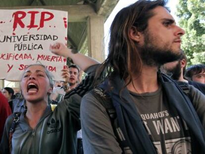 Protesta estudiantil en la sede de la Consejer&iacute;a de Educaci&oacute;n en Valencia. 