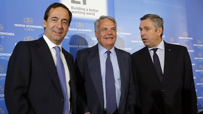 Ignacio Garralda, en el centro, junto al consejero delegado de CaixaBank, Gonzalo Gortázar, a la izquierda, y el presidente de EY, José Luís Perelli.