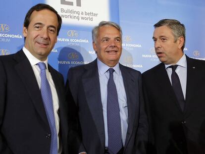 Ignacio Garralda, en el centro, junto al consejero delegado de CaixaBank, Gonzalo Gort&aacute;zar, a la izquierda, y el presidente de EY, Jos&eacute; Lu&iacute;s Perelli.