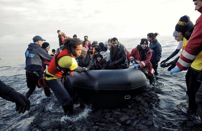 Llegada de refugiados a la costa de la localidad de Skala al norte de la isla griega de Lesbos