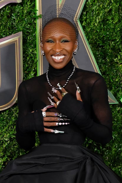 Cynthia Erivo - Nominada al Oscar a mejor actriz por su interpretación de Elphaba en 'Wicked', Cynthia Erivo es una de las mujeres del momento en Hollywood. Además de su cabeza rapada, el diastema o separación entre sus dientes frontales es una de las características más reseñables y distintivas de su físico. En los últimos meses son muchos los dentistas y creadores de contenido que han dedicado vídeos y post en redes como Instagram o TikTok analizando los pormenores de su dentadura y por qué debería mantenerla tal y como es.