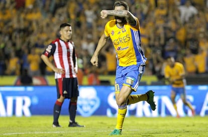 Gignac celebra su doblete contra el Guadalajara