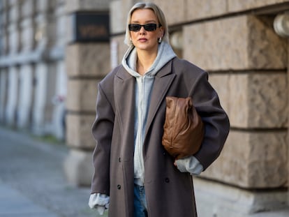Tina Haase en las calles de Berlín (Alemania) con sudadera gris de capucha Beaumont. GETTY IMAGES.