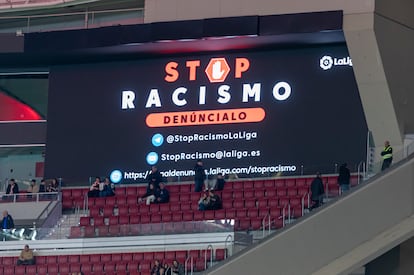 Uno de los mensajes de la campaña "Juntos contra el racismo" de LaLiga difundidos en los videomarcadores de los estadios de LaLiga Santander y LaLiga SmartBank.