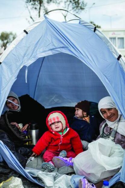 Refugiados en una tienda de campaña en Grecia.