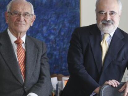 Aristóbulo de Juan experto en economía y César Molinas.