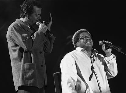 Actuación de Pablo Milanés y Víctor Manuel en la plaza de toros de Las Ventas de Madrid, en septiembre de 1995. El cantautor también fue el cultivador brillante del 'filin' (de 'feeling', sentimiento), del bolero y de la música tradicional cubana, el que primero rescató del olvido a viejos trovadores, como Compay Segundo, y sirvió de puente en su país entre generaciones y estilos, reconocido por su talento como uno de los grandes cantautores en lengua española.