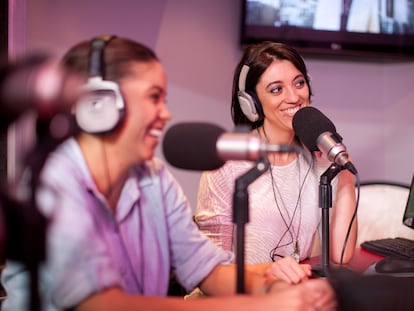 Dos mujeres graban en un estudio de podcasts. La aparición de voces sintéticas será cada vez más normal dentro del sector.