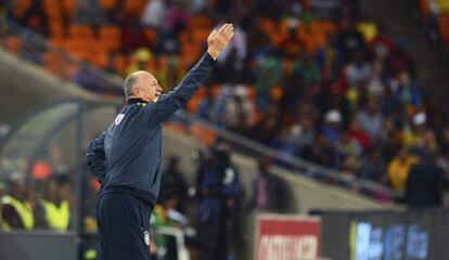 O treinador Scolari durante amistoso entre Brasil e África do Sul, em Johannesburgo.