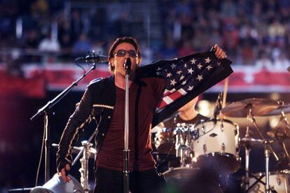 Los haters de U2 siempre atacan a Bono porque habitualmente confunde los conciertos con mítines políticos o la Asamblea General de las Naciones Unidas. Pero para la Superbowl, lejos de dar una de sus cansinas charlas, él y sus compinches optaron por honrar a las víctimas del 11-S proyectando sus nombres sobre una lona mientras entonaban MLK y Where the Streets Have No Name. El presupuesto se fue en eso y su chaqueta patriótica básicamente porque el escenario era exactamente el mismo que emplearon para la gira Elevation Tour de 2011. ¿Para qué gastar más?
