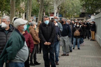 Decenas de personas hacen cola en Vilanova i La Geltrú (Barcelona) para recibir la vacuna de AstraZeneca, este jueves.