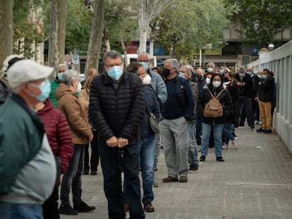 Decenas de personas hacen cola en Vilanova i La Geltrú (Barcelona) para recibir la vacuna de AstraZeneca, este jueves.