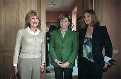 La ministra Pilar del Castillo, entre la baronesa y Francesca Thyssen-Bornemisza, al final de la reunión.