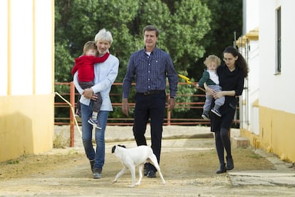 Cayetano Martínez de Irujo y la familia Saleh, en la finca de Carmona hace una semana.