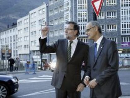 El jefe del Gobierno de Andorra, Antoni Mart&iacute;, (dch), con el presidente del Gobierno espa&ntilde;ol, Mariano Rajoy, en su visita al pa&iacute;s andorrano.