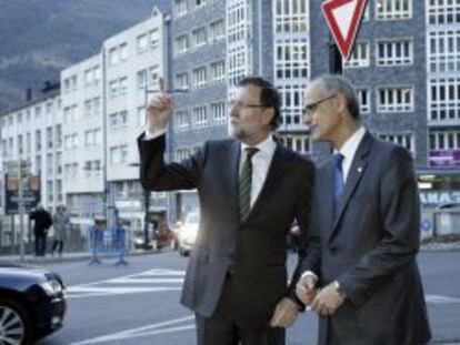 El jefe del Gobierno de Andorra, Antoni Mart&iacute;, (dch), con el presidente del Gobierno espa&ntilde;ol, Mariano Rajoy, en su visita al pa&iacute;s andorrano.