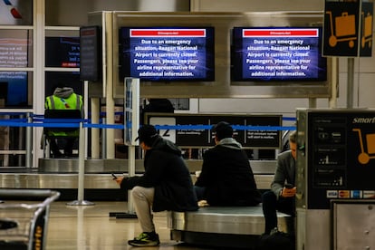 Los pasajeros tuvieron que esperar a que el aeropuerto reanudara sus actividades al rededor de las 11.00 de la ma?ana hora local de Washington. 