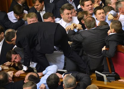 Los diputados de ambos bandos se han dado golpes y puñetazos durante el tumulto que se ha formado en la tribuna después de que la oposición intentara impedir físicamente la votación del candidato del Partido de las Regiones para presidente de la Rada.