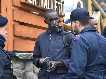 Agentes de policía italianos y franceses controlan el paso de inmigrantes en la frontera entre Italia y Francia, en Claviere, Italia, el 22 de octubre de 2018.