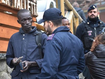 Agentes de policía italianos y franceses controlan el paso de inmigrantes en la frontera entre Italia y Francia, en Claviere, Italia, el 22 de octubre de 2018.