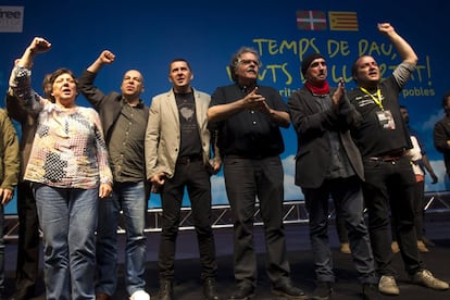 El líder abertzale y secretario general de Sortu, Arnaldo Otegi (3i), junto a la diputada de la CUP, Gabriela Serra (i), el president del CIEMEN, David Minovas (2i), el diputado en el Congreso por ERC, Joan Tardà (3d), el diputado de JuntsxSí, Lluis Llach (2d) y el ex diputado de la CUP, David Fernández (d) participan en el acto "Tiempos de paz, vientos de libertad", organizado por el Centro Internacional Escarré para las Minorías Etnicas y las Naciones (CIEMEN), con el apoyo de la CUP, el 18 de mayo de 2016 en Barcelona. 