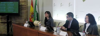 María José Hernández, nieta del poeta, Miguel Francisco Reyes, y Lucía Izquierdo, nuera de Miguel Hernández.