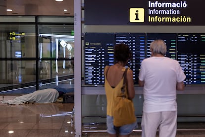 Operación salida de las vacaciones de verano en el aeropuerto Josep Tarradellas Barcelona-El Prat mientras personas sin techo siguen durmiendo en las instalaciones aeroportuarias.