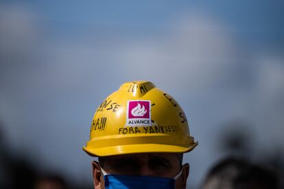 Trabajador de Alcoa durante la concentración en uno de los accesos a la fábrica de aluminio primario este viernes.