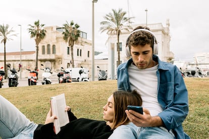 Ideas 29/05/22 Young couple relaxing outdoors