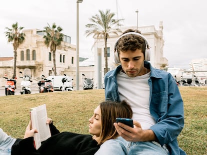 Ideas 29/05/22 Young couple relaxing outdoors