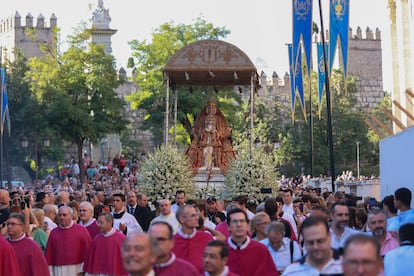 La procesión de la Virgen de los Reyes, el 15 de agosto cerca de la catedral de Sevilla.