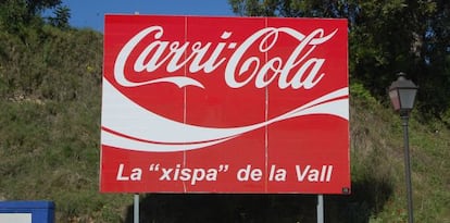 Cartel alusivo a Carr&iacute;cola que juega con humor con el nombre de la Coca-Cola. 
