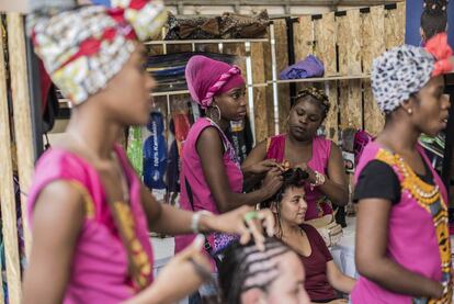 Un grupo de jóvenes afrocolombianos reivindicando el pelo natural de su cultura.