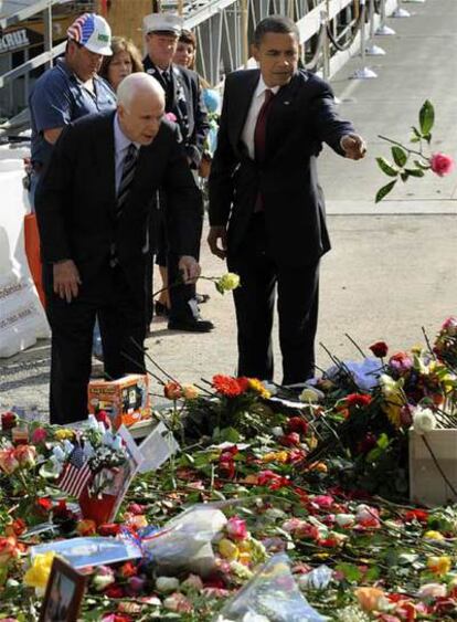 John McCain y Barack Obama depositan sendas rosas en el monumento de la <i>zona cero</i> de Nueva York.