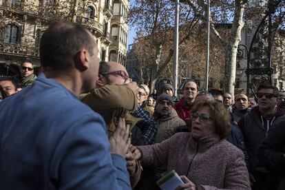 Moment de l'agressió d'un assistent a l'assemblea a un periodista d'EL PAÍS.