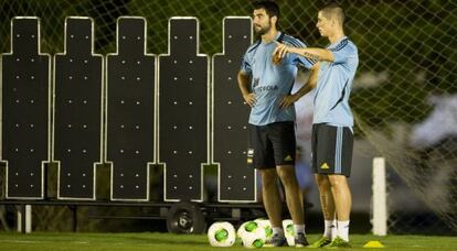 Albiol, con Torres en un entrenamiento.