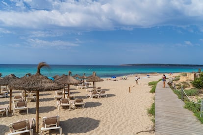 La playa de Migjorn, en Formentera, son casi seis kilómetros de arena fina que se fusionan con un mar de coloraciones zafiro. 