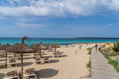 La playa de Migjorn, en Formentera, son casi seis kilómetros de arena fina que se fusionan con un mar de coloraciones zafiro. 