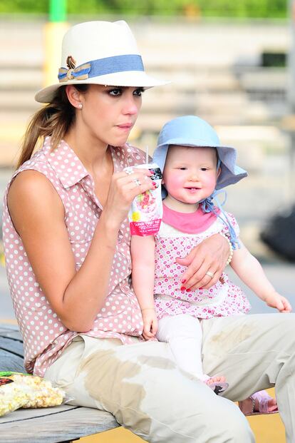 La actriz Jessica Alba junto a su hija pequeña Haven Garner combatiendo el calor neoyorquino.