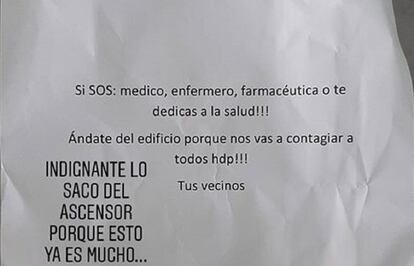 Imagen de la advertencia que recibió el farmacéutico Fernando Gaitán en el elevador de su piso de Buenos Aires.