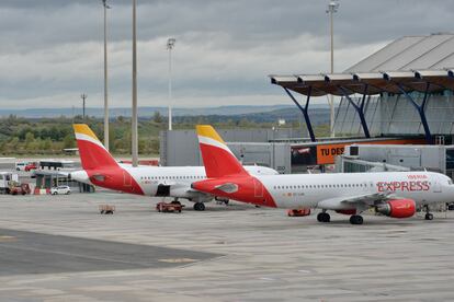 Aviones de Iberia Express en el aeropuerto madrileño de Barajas.